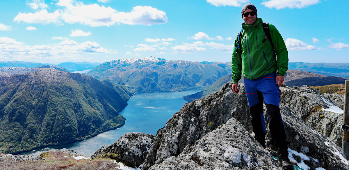 Bruviknipa på Osterøy med sherpatrapp og utsikt over Sørfjorden