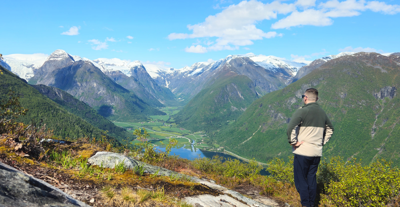 Fjelltur til Nesahaugen (665moh) i Fjærland